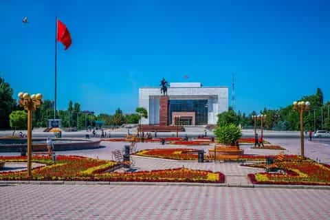Bishkek: City walking Tour with Optional Bazaar Visit