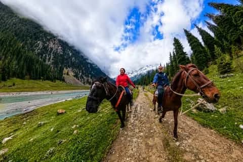Karakol: Horseback Riding Tour with Yurt Visit